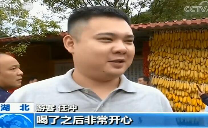 游客任冲卖假鞋造出企业梗