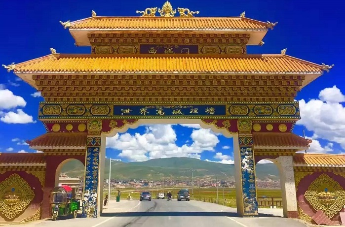 世界高城理塘城门牌子